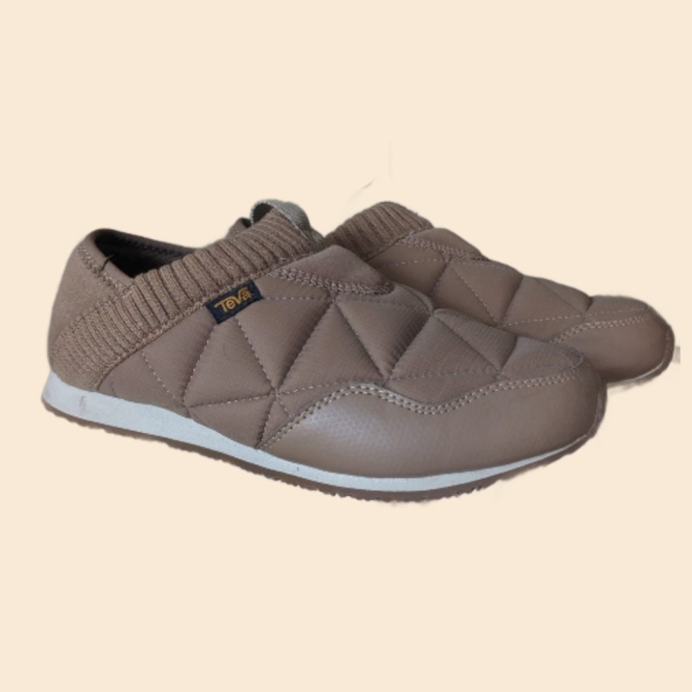 Teva Ember Size 7 Tan plush shoes